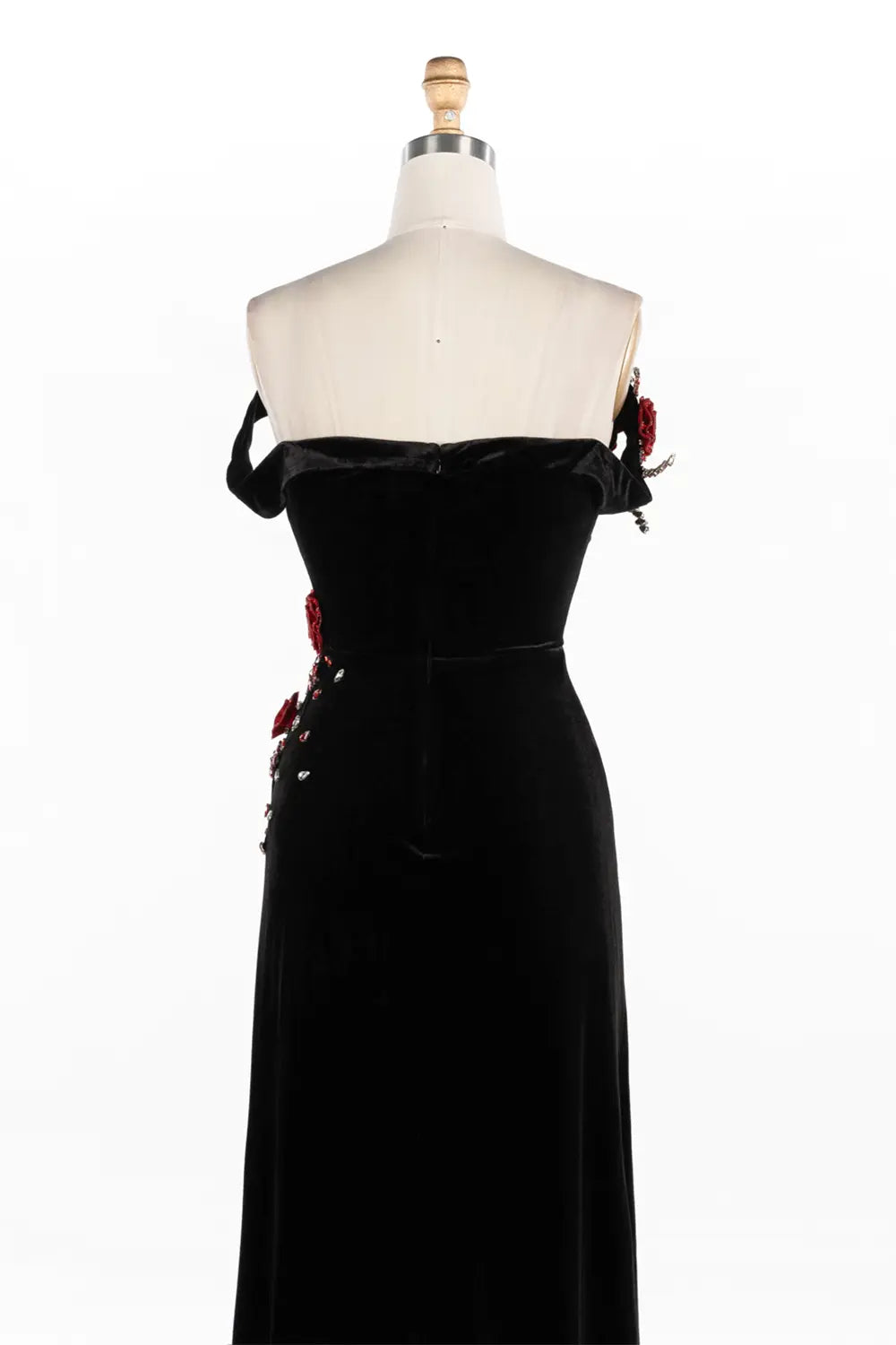 Vestido largo negro de terciopelo con hombros descubiertos, abalorios y abertura