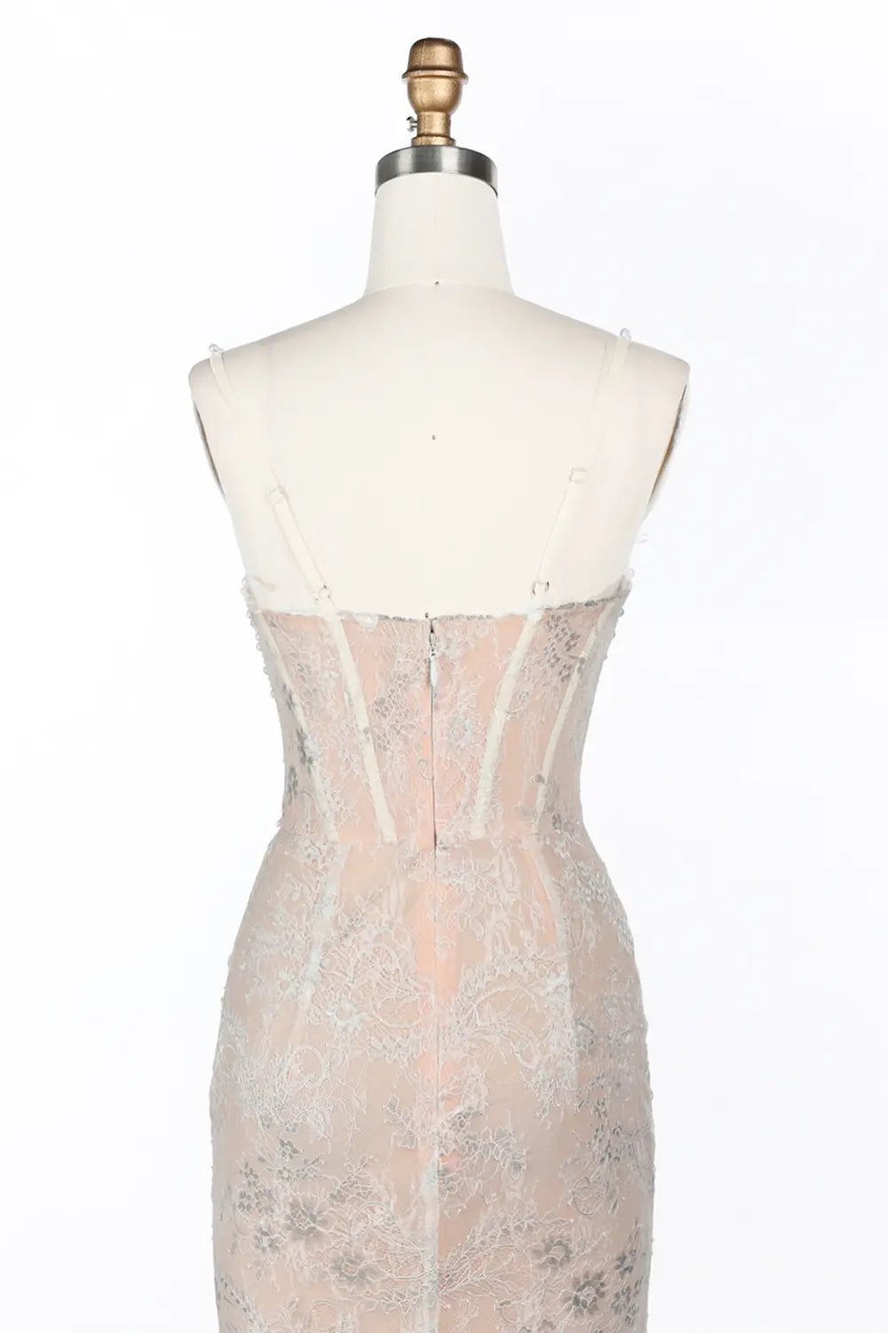Vestido de noche champán con corsé, perlas y abertura