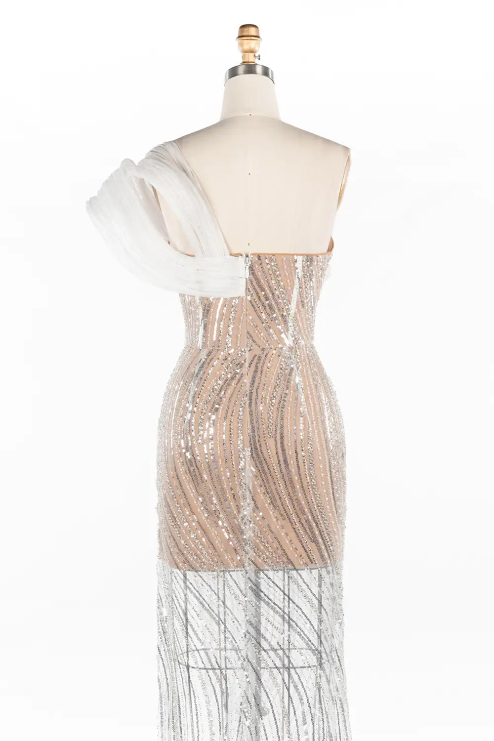 Vestido largo champán con escote corazón, lentejuelas, abertura alta y transparencias
