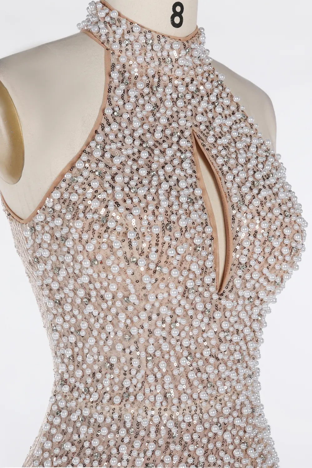 Vestido de noche champán de cuello alto con perlas y lentejuelas