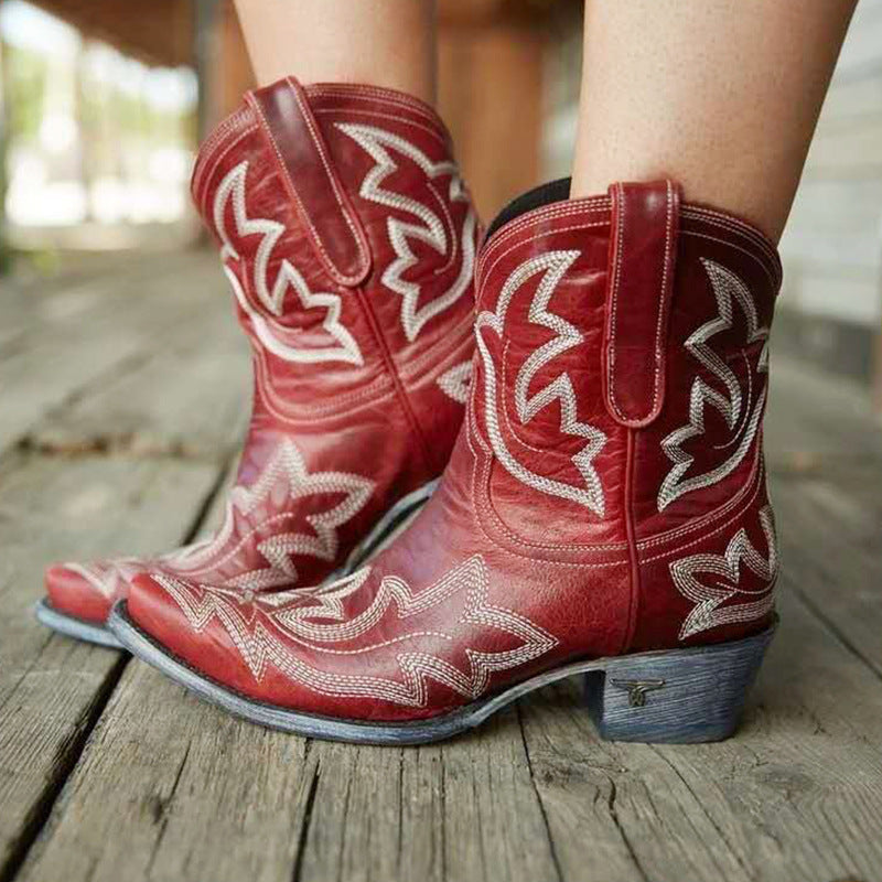 Botas camperas cortas bordadas con tacón ancho