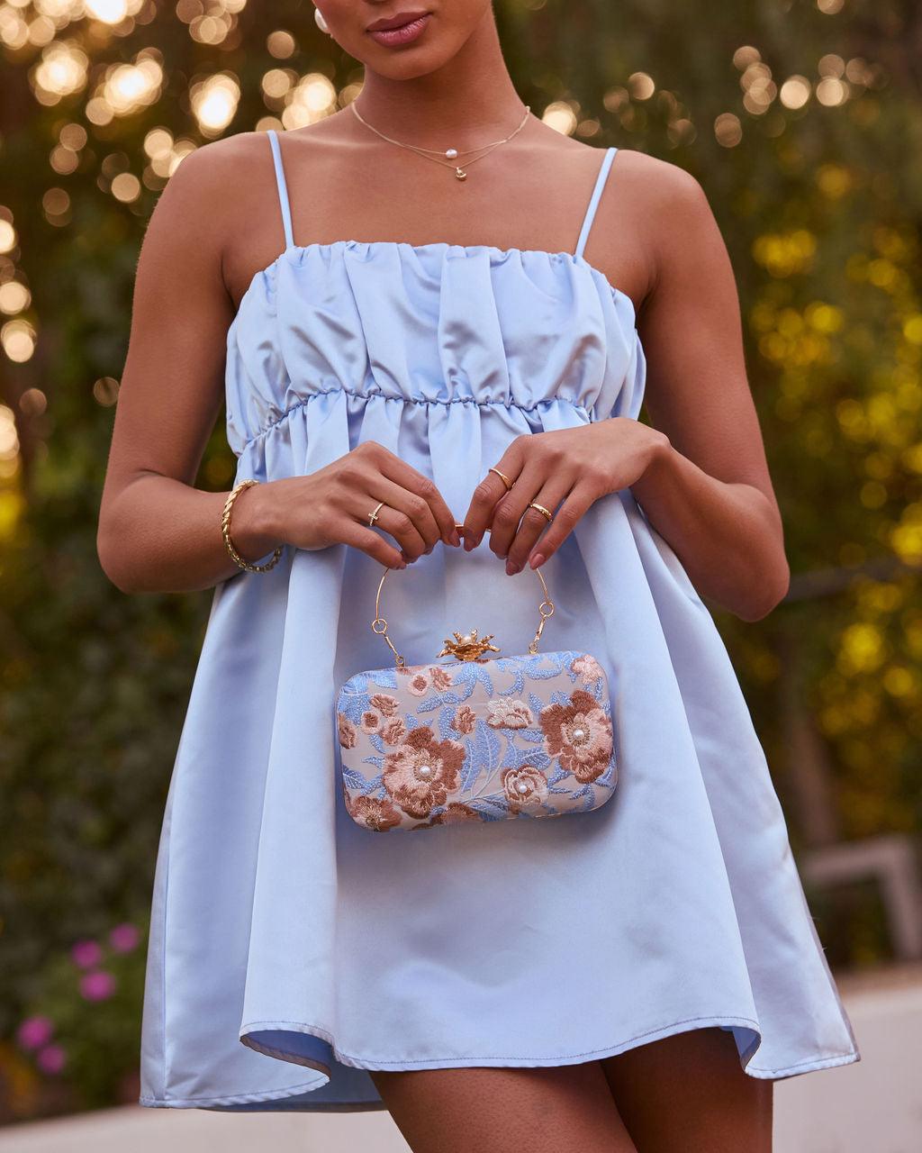 Clutch rígido con bordado de fresias