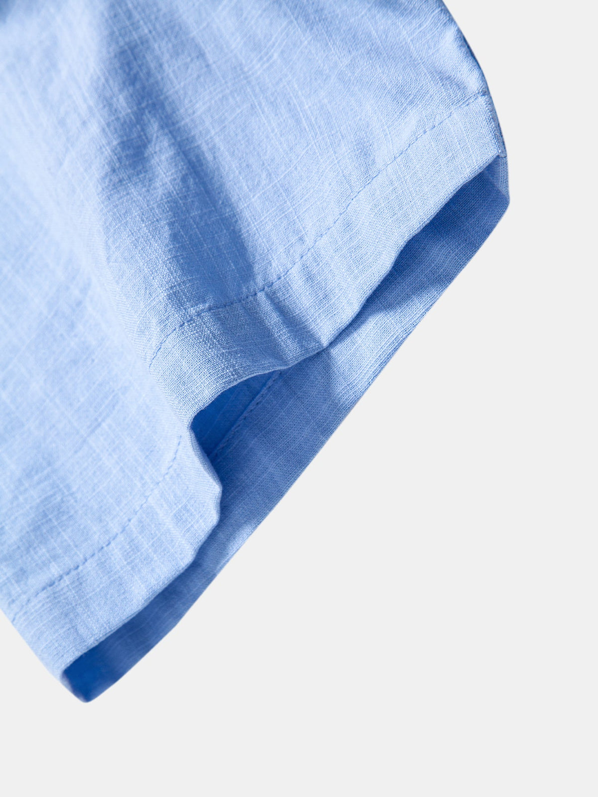 Camisa de lino de manga corta con cuello mao y pantalones de pierna recta con textura arrugada