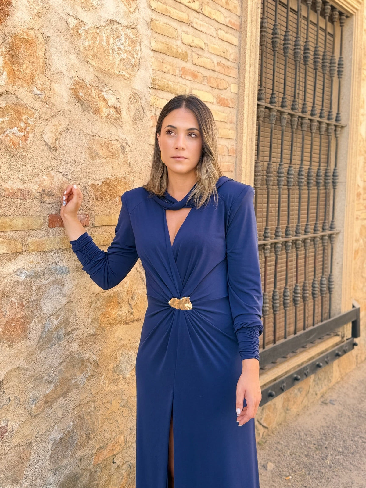 Vestido azul marino con broche dorado | Tessa
