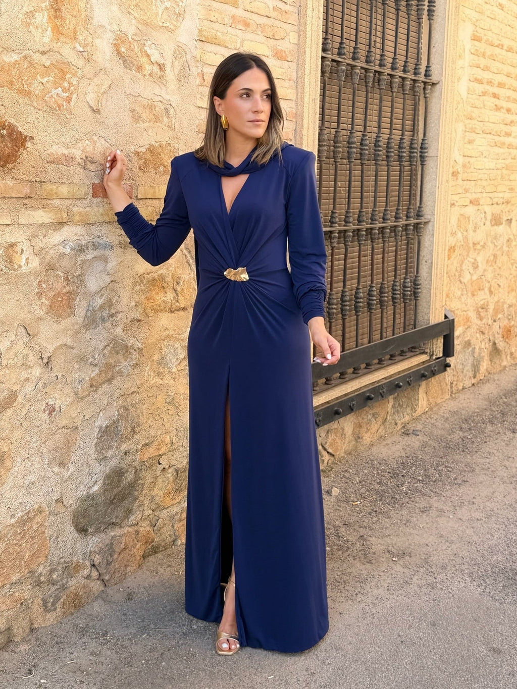 Vestido azul marino con broche dorado | Tessa