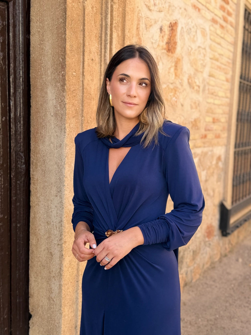 Vestido azul marino con broche dorado | Tessa
