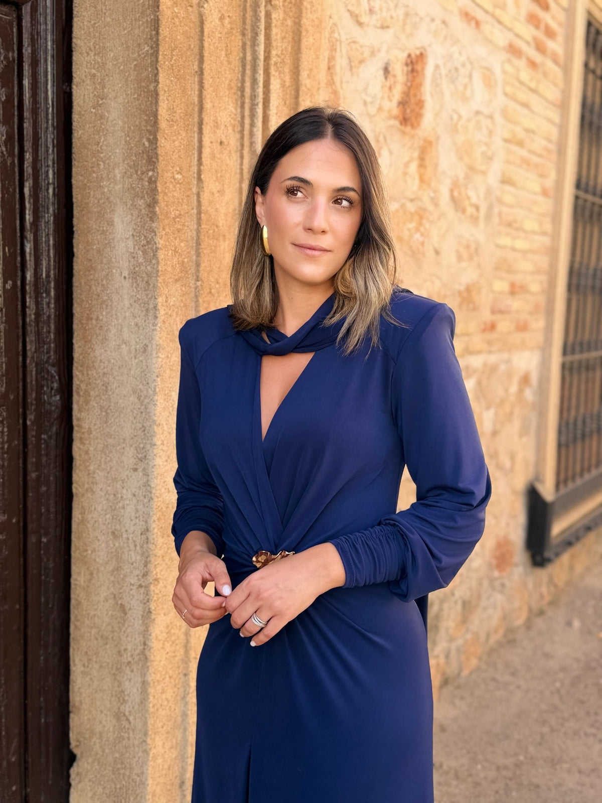 Vestido azul marino con broche dorado | Tessa