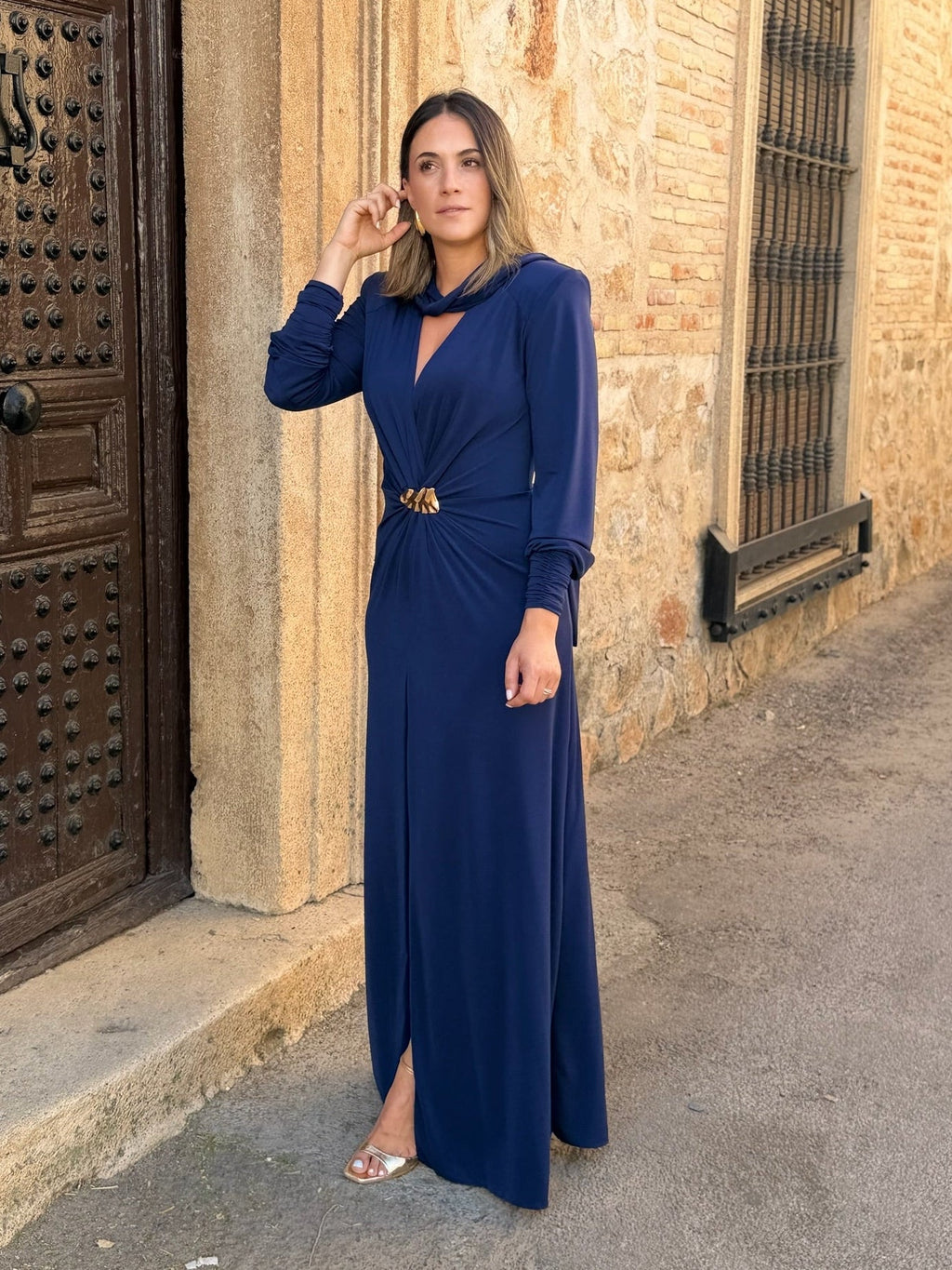 Vestido azul marino con broche dorado | Tessa