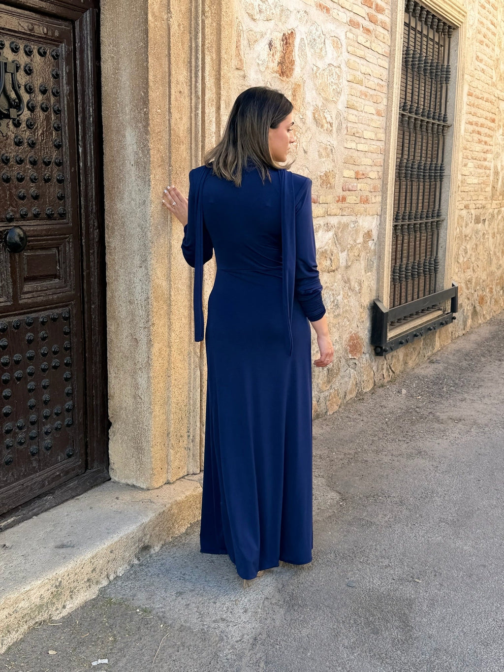 Vestido azul marino con broche dorado | Tessa