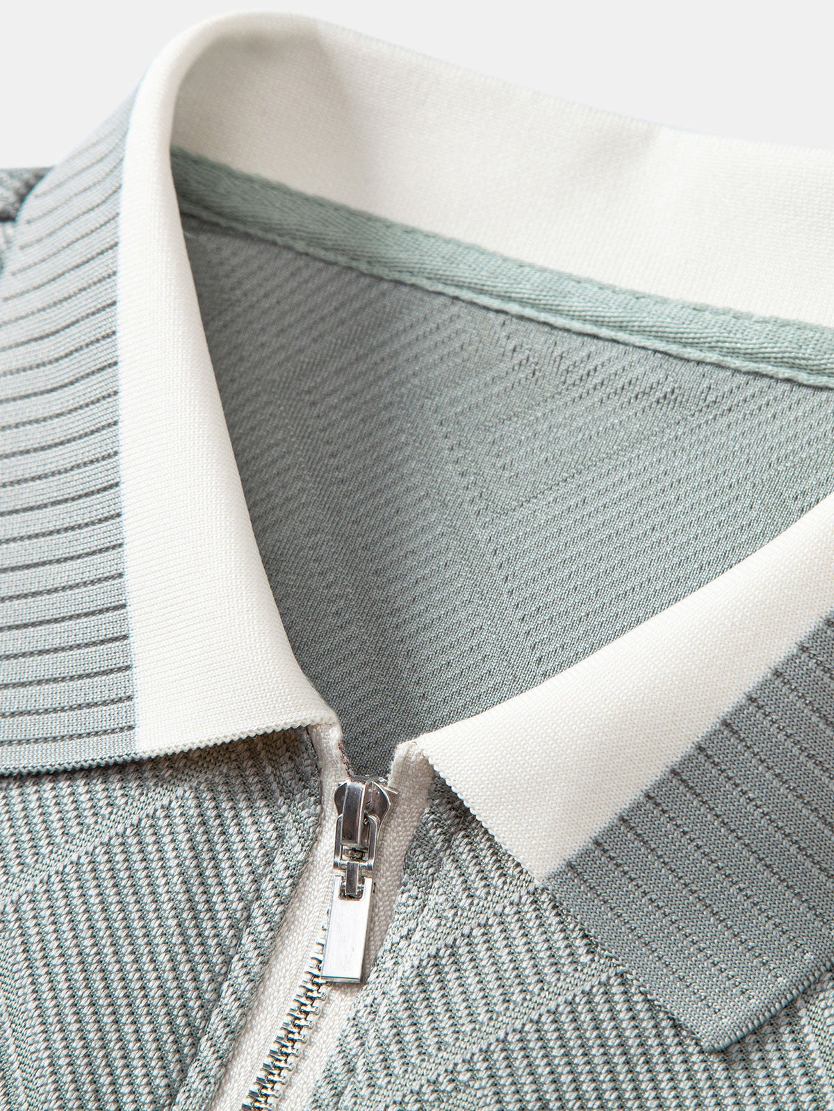 Polo de punto con cremallera, jacquard geométrico y ribete de contraste