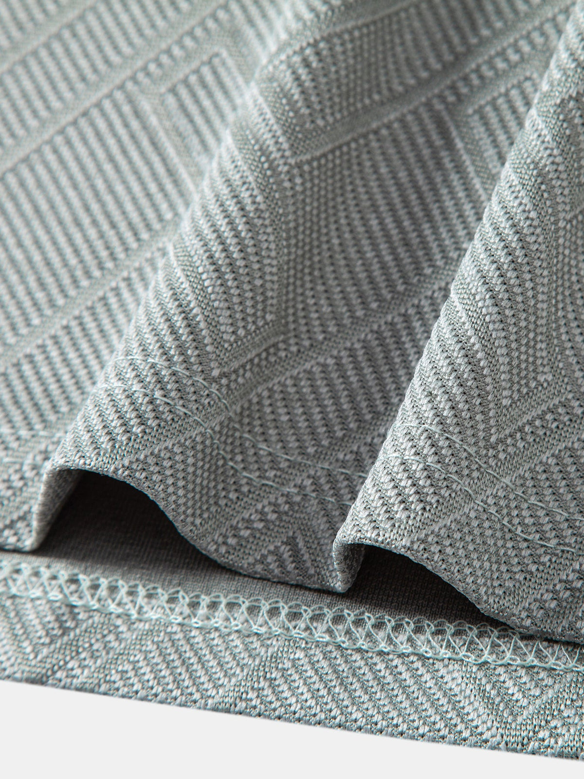 Polo de punto con cremallera, jacquard geométrico y ribete de contraste