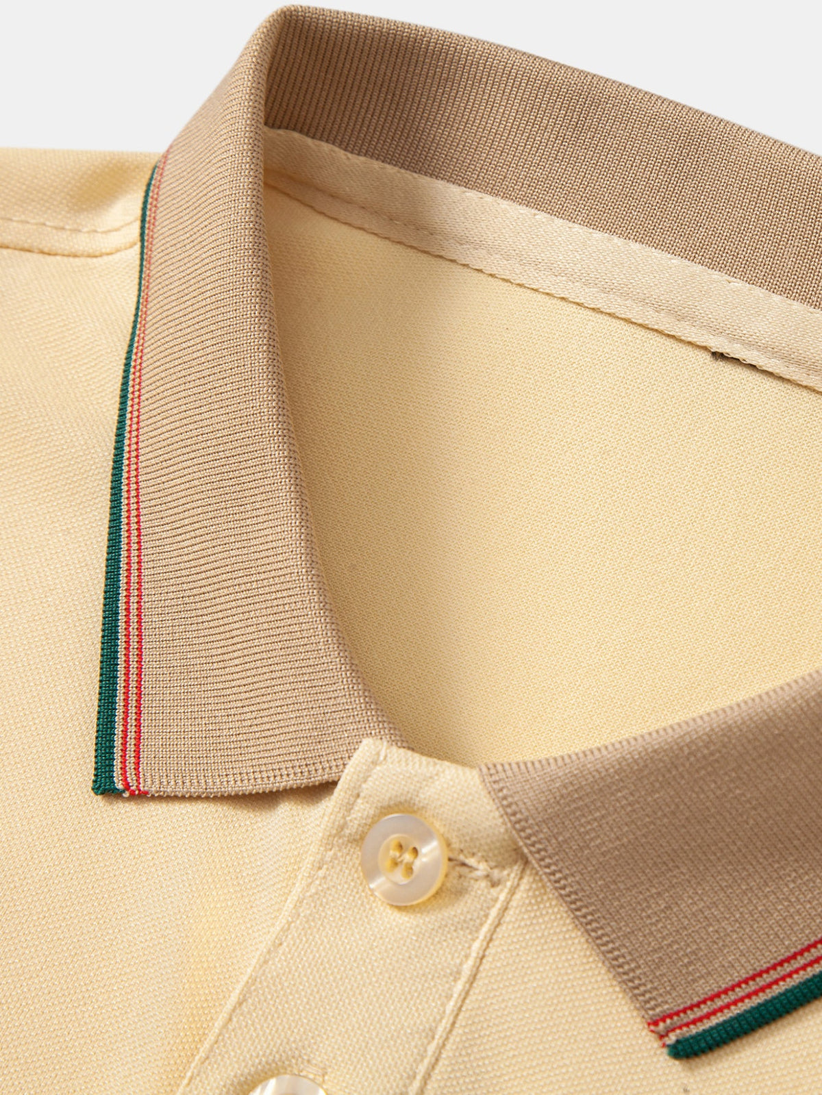 Polo piqué con cuello de contraste