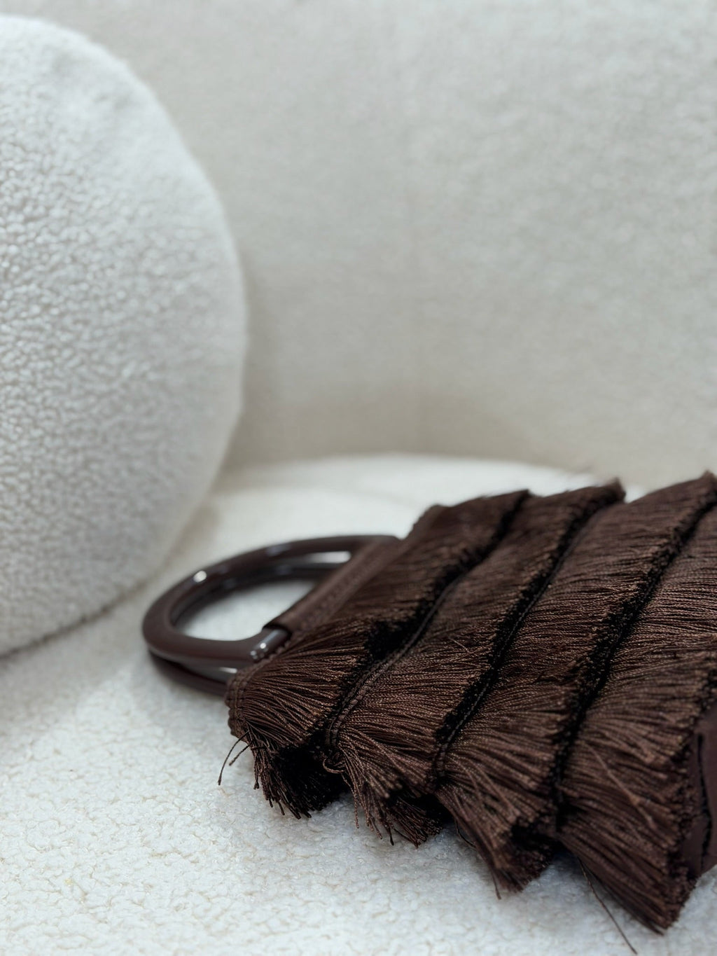 Bolso de flecos chocolate con asa | Martina