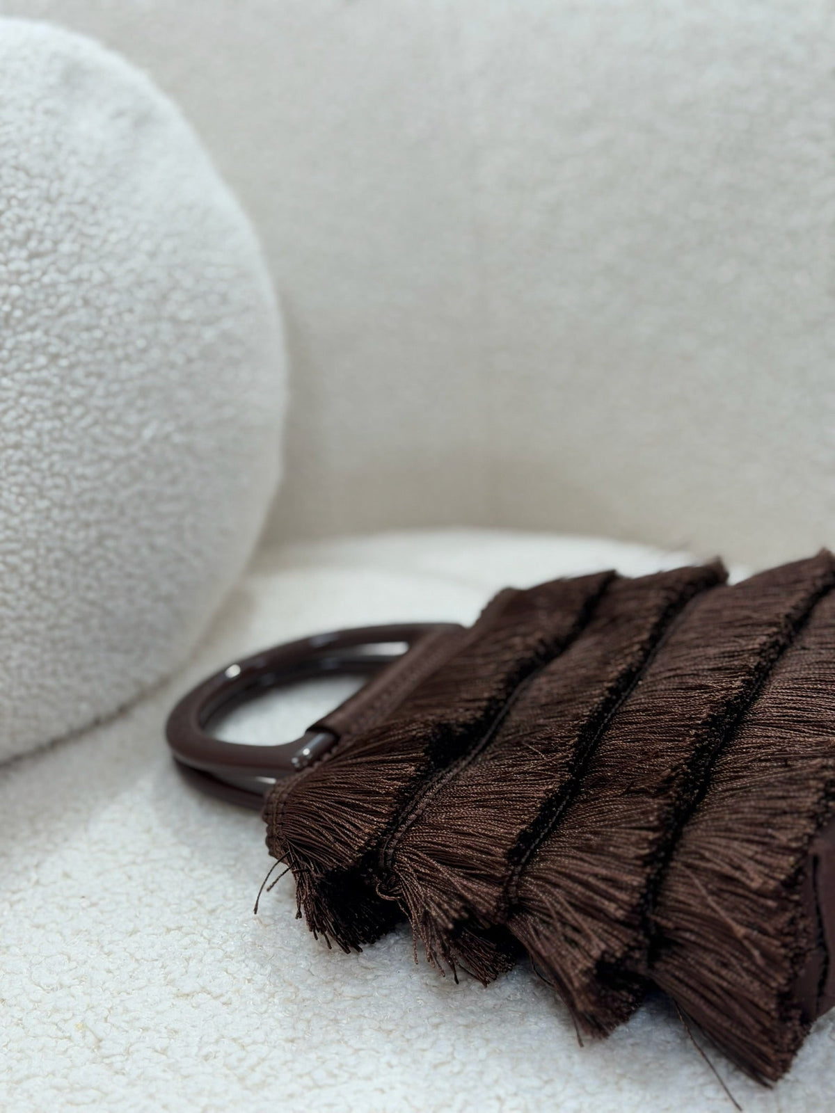 Bolso de flecos chocolate con asa | Martina
