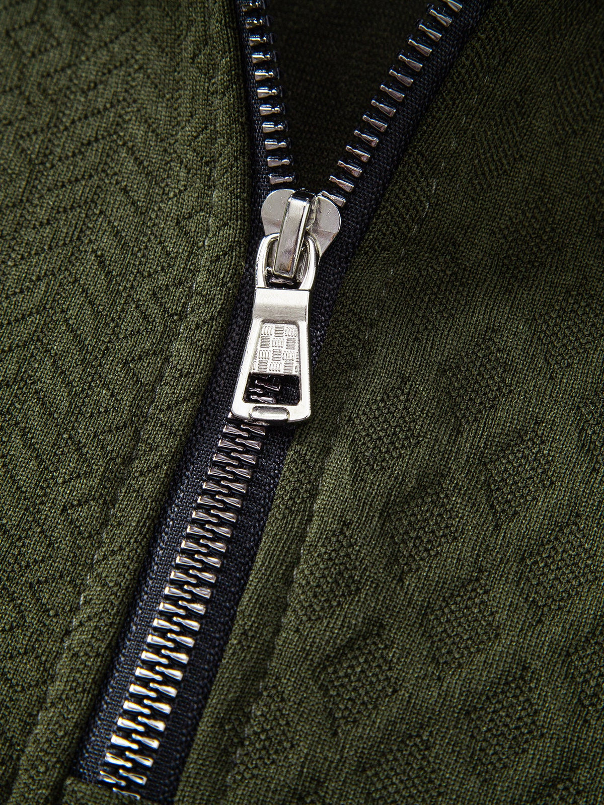 Polo de jacquard geométrico con cremallera