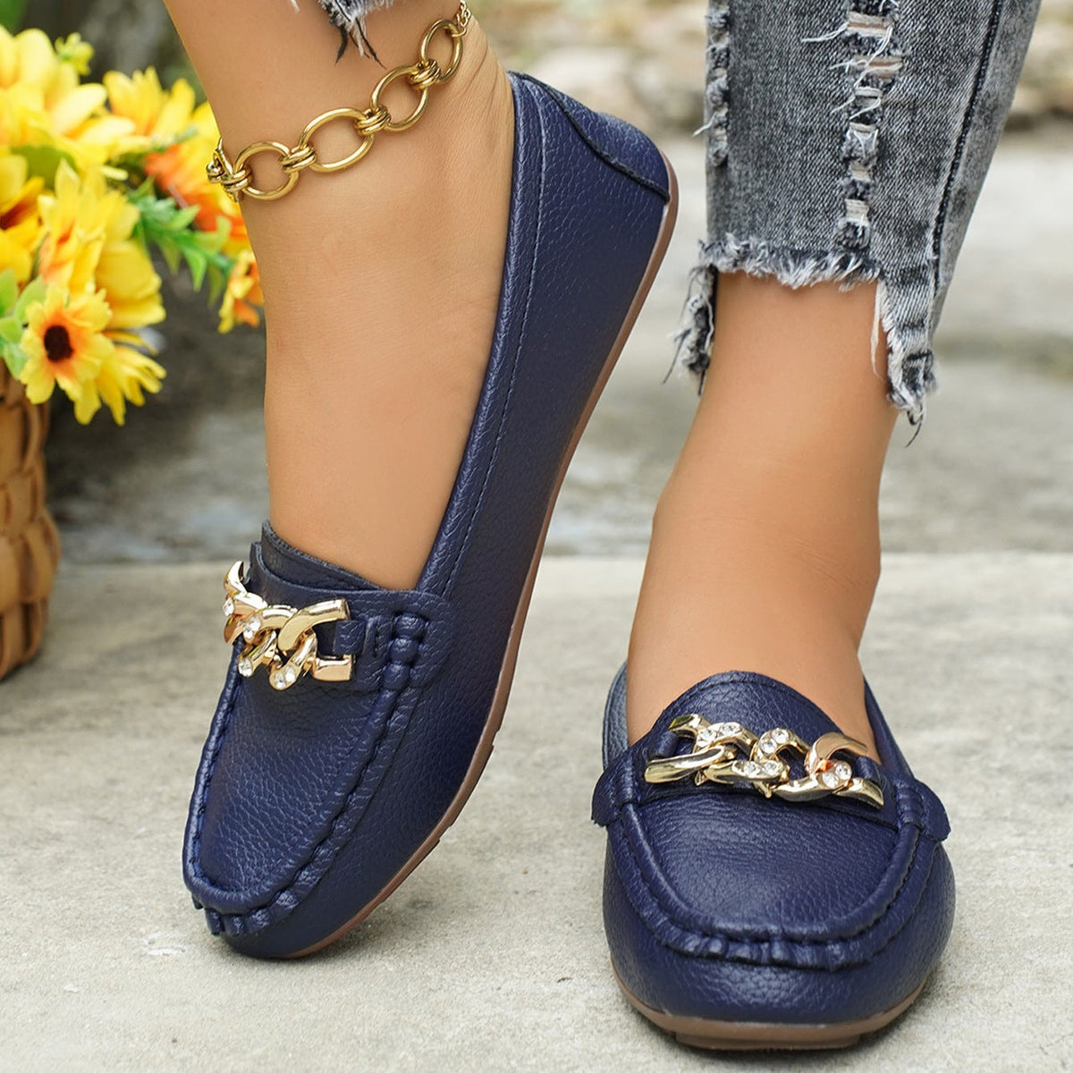 Mocasines clásicos con cadena y adorno dorado, planos y cómodos