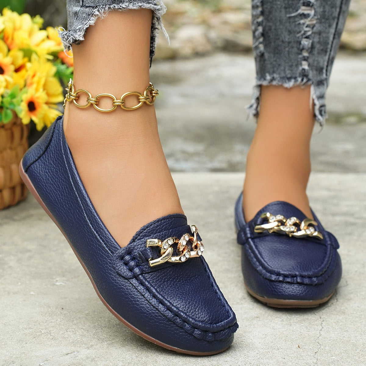 Mocasines clásicos con cadena y adorno dorado, planos y cómodos