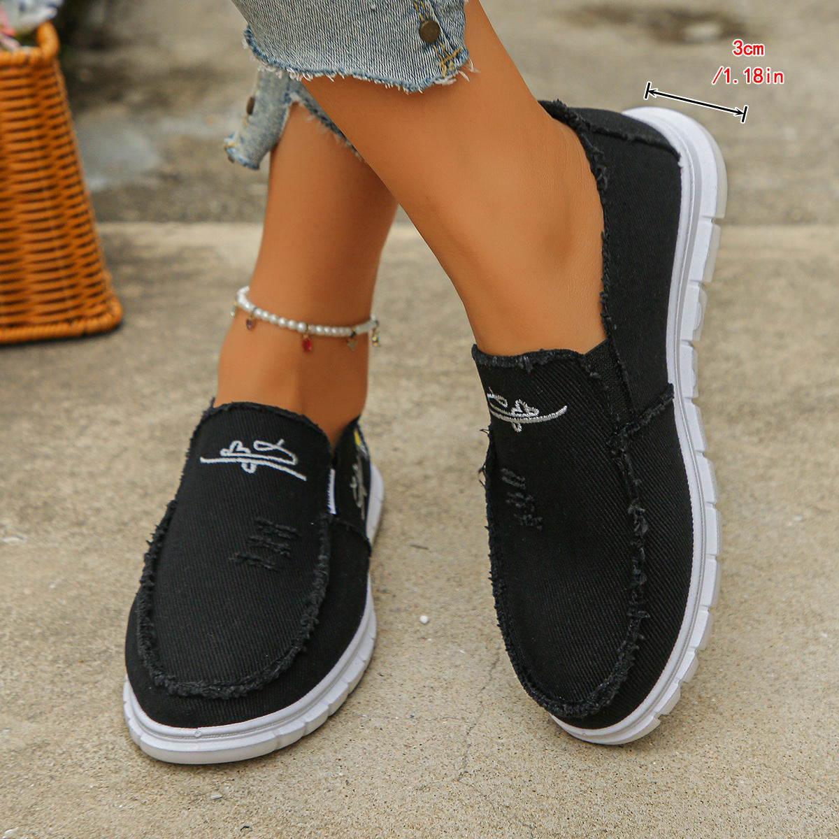 Mocasines de lona desgastada con bordado, sin cordones