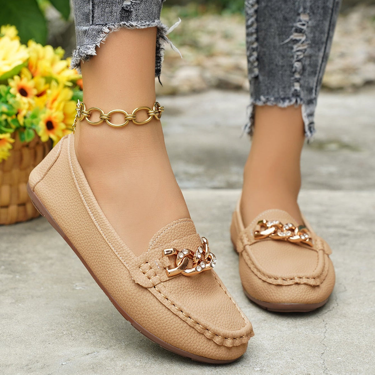 Mocasines clásicos con cadena y adorno dorado, planos y cómodos