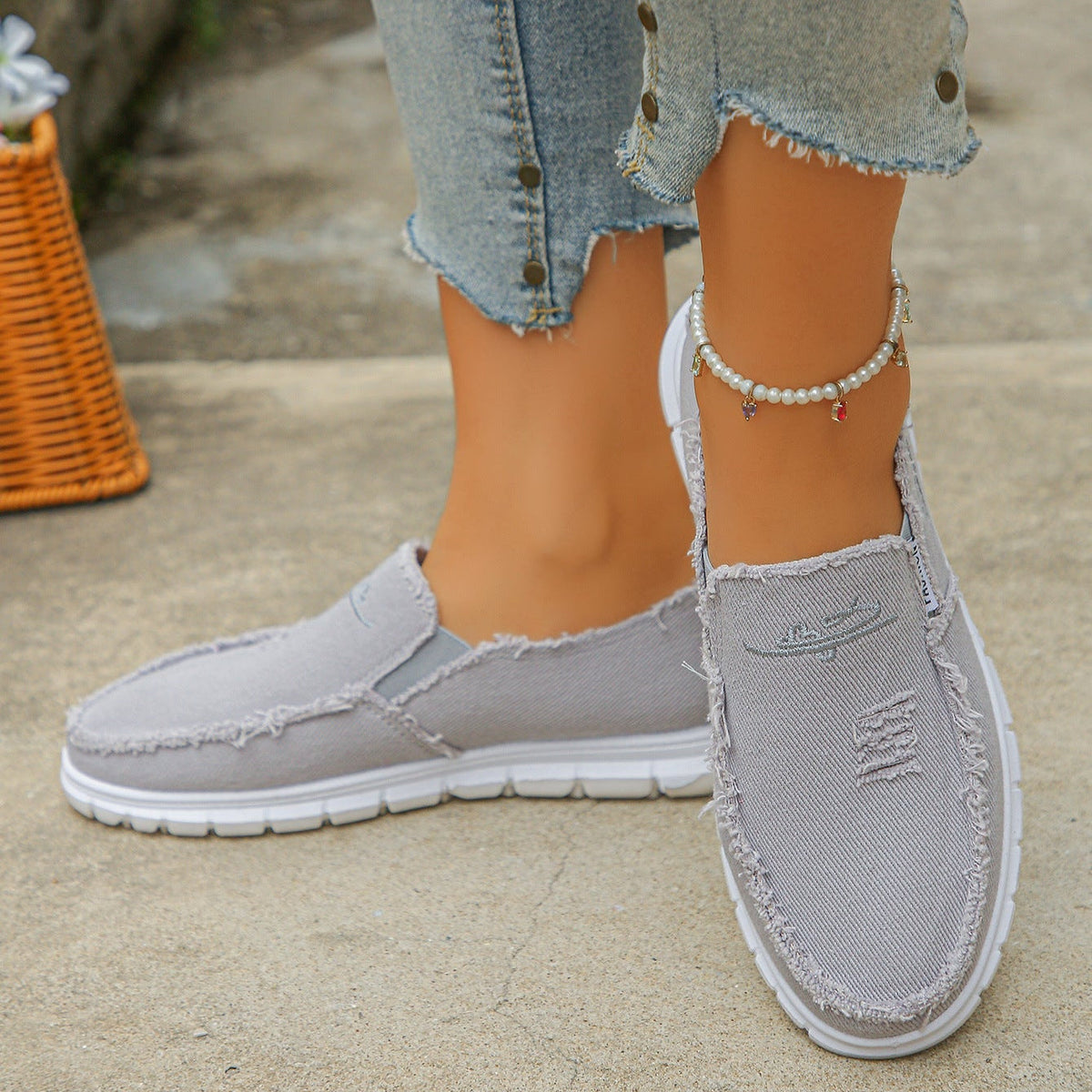 Mocasines de lona desgastada con bordado, sin cordones