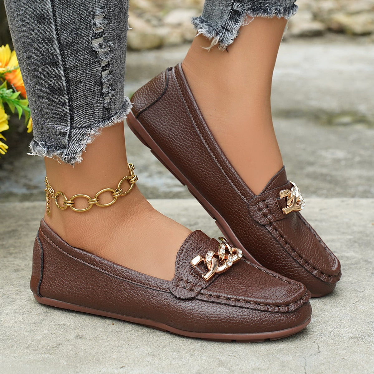 Mocasines clásicos con cadena y adorno dorado, planos y cómodos