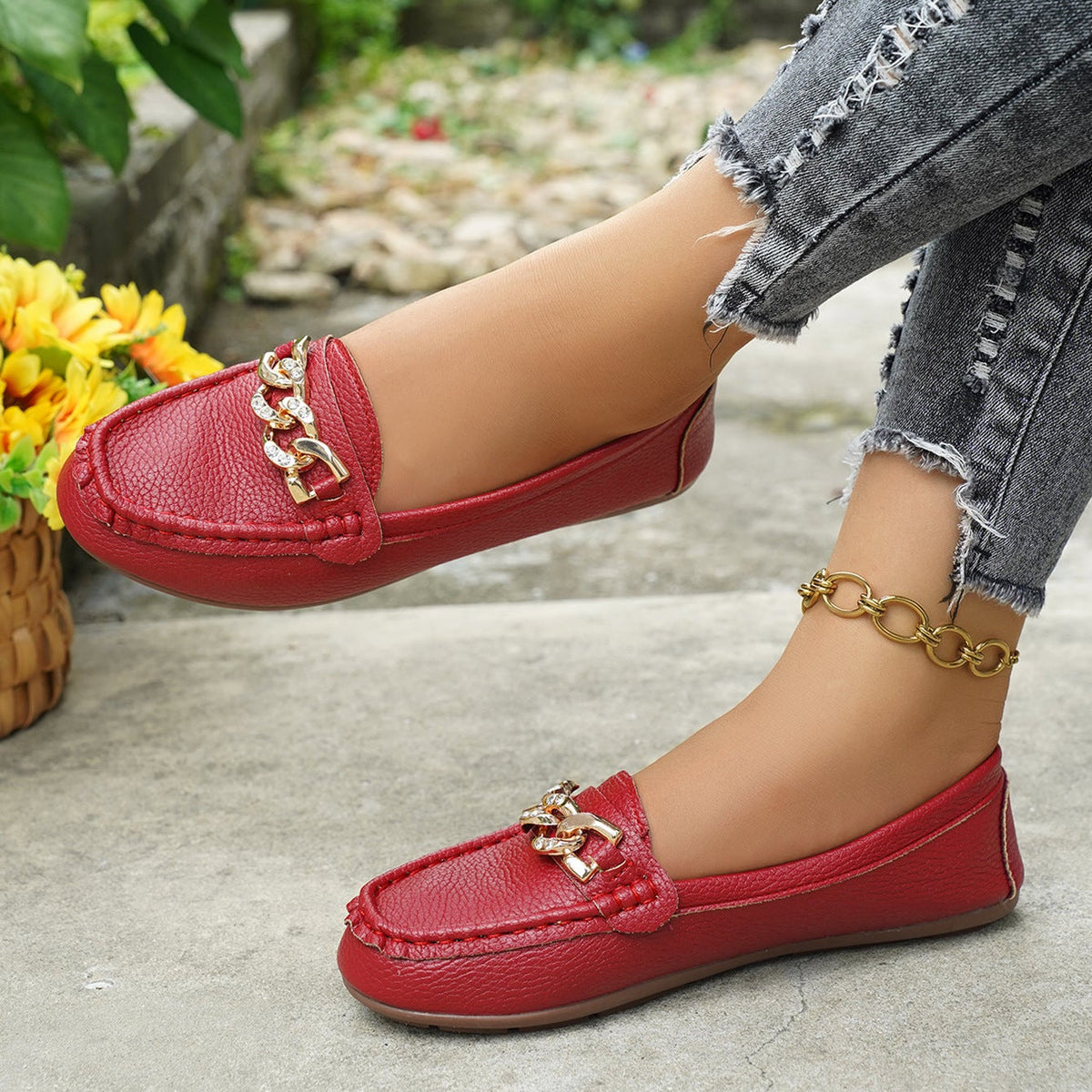 Mocasines clásicos con cadena y adorno dorado, planos y cómodos