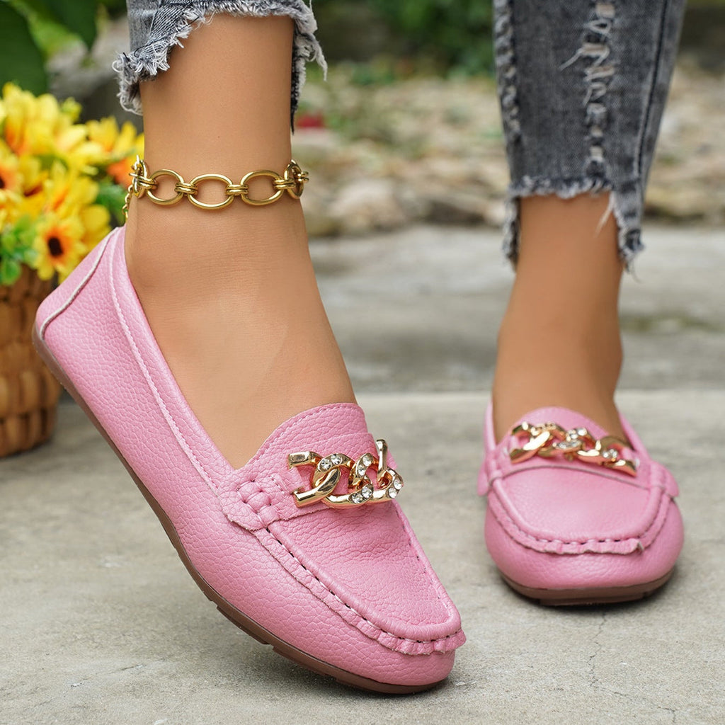 Mocasines clásicos con cadena y adorno dorado, planos y cómodos