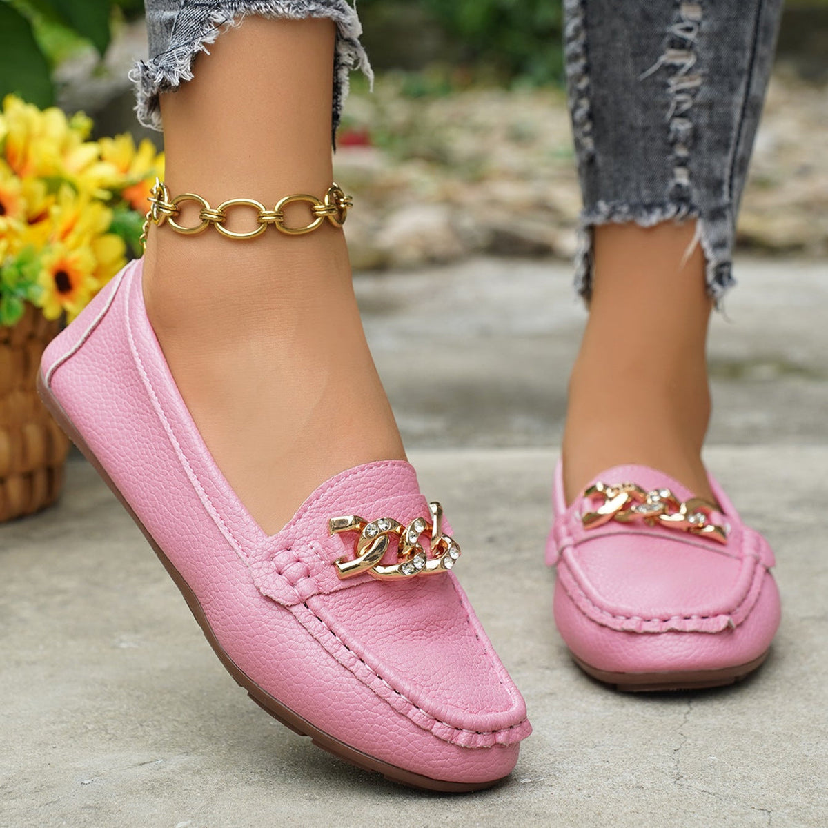Mocasines clásicos con cadena y adorno dorado, planos y cómodos