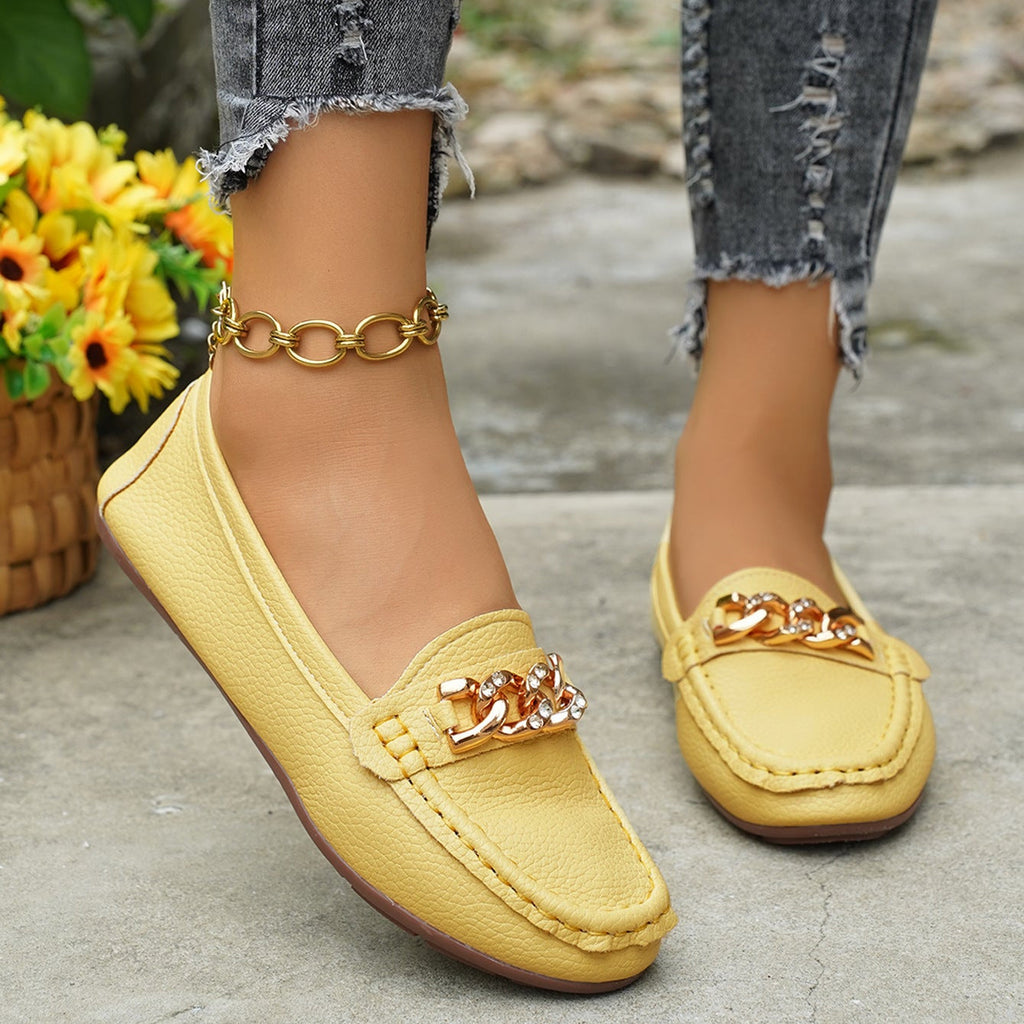 Mocasines clásicos con cadena y adorno dorado, planos y cómodos