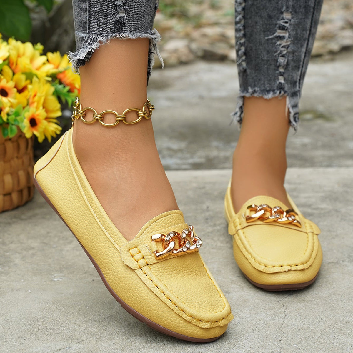 Mocasines clásicos con cadena y adorno dorado, planos y cómodos