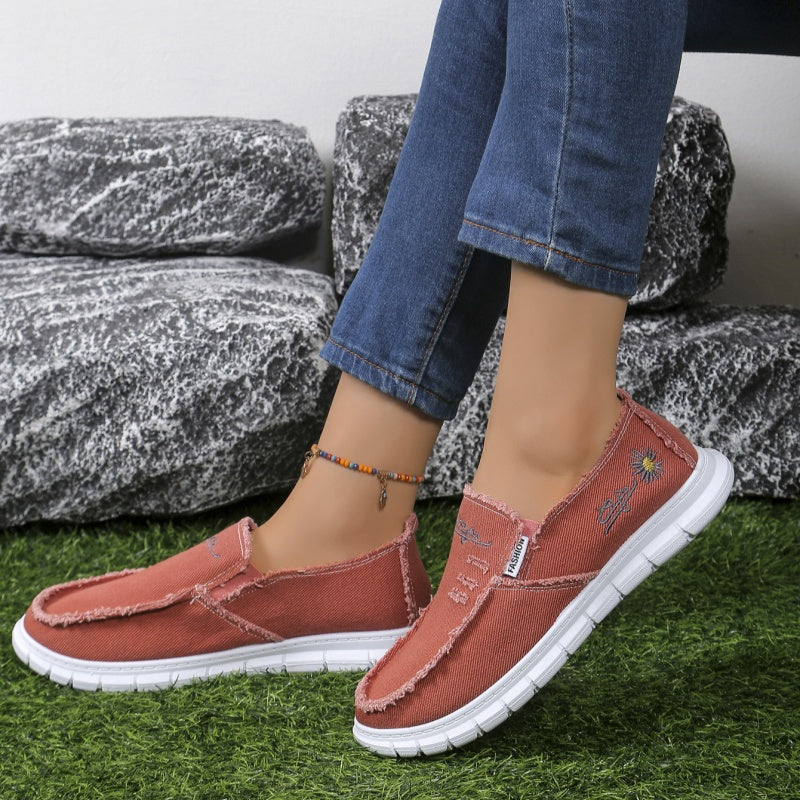 Mocasines de lona desgastada con bordado, sin cordones