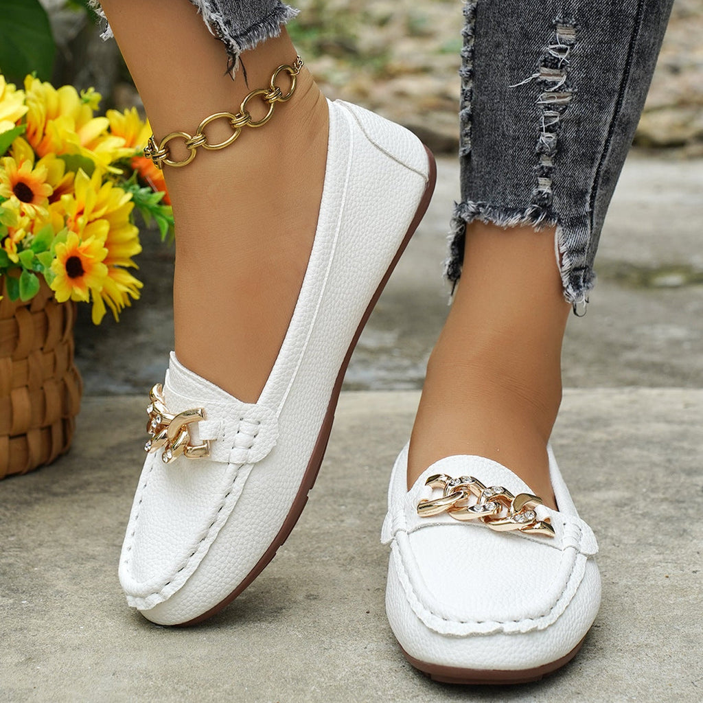 Mocasines clásicos con cadena y adorno dorado, planos y cómodos