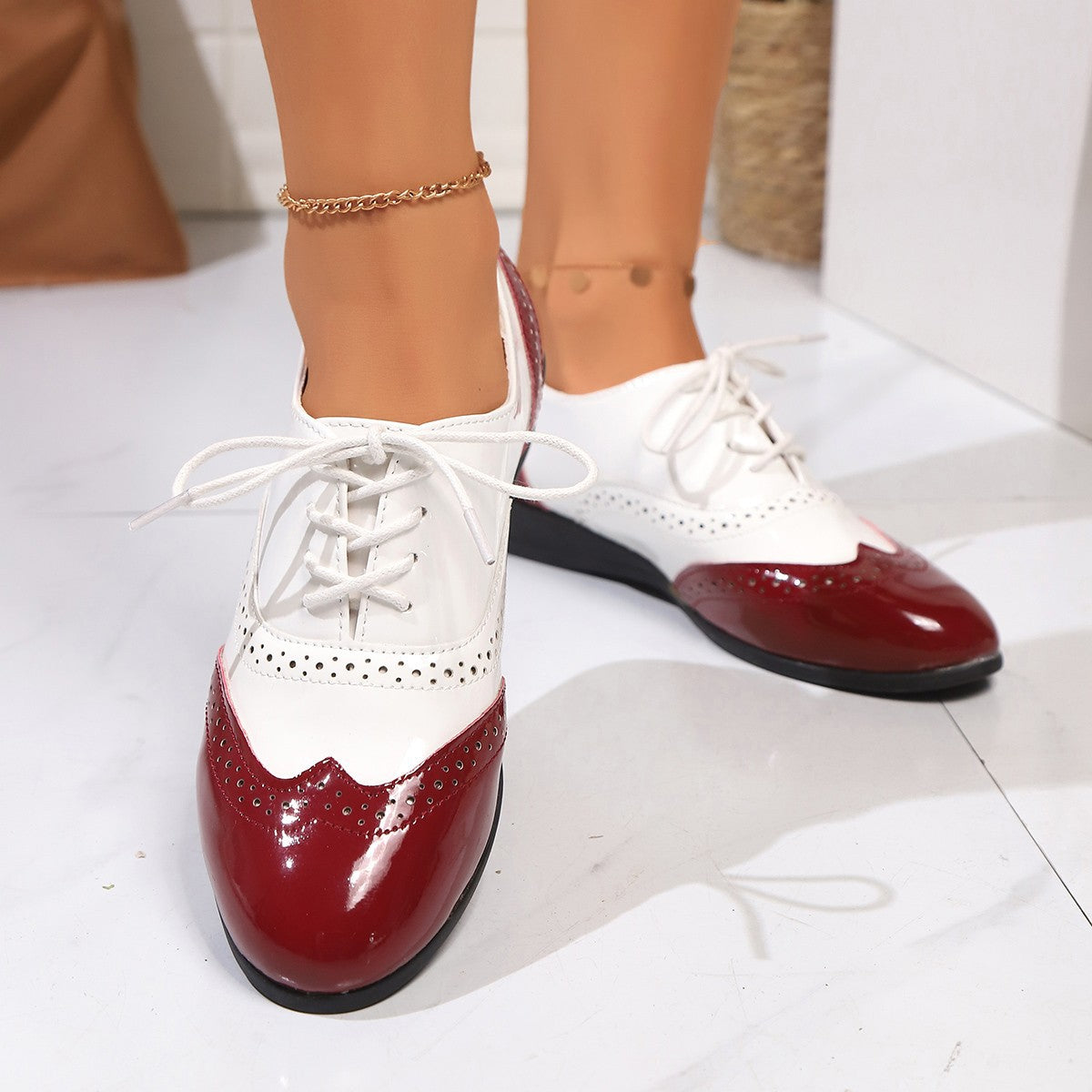 Zapatos Oxford bicolor estilo brogue con cuña baja