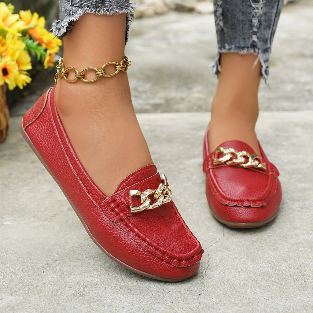 Mocasines clásicos con cadena y adorno dorado, planos y cómodos