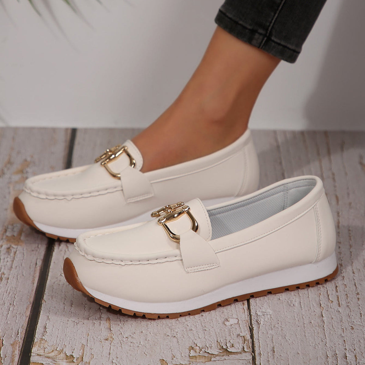 Mocasines con hebilla dorada y plataforma, cómodos y sin cordones