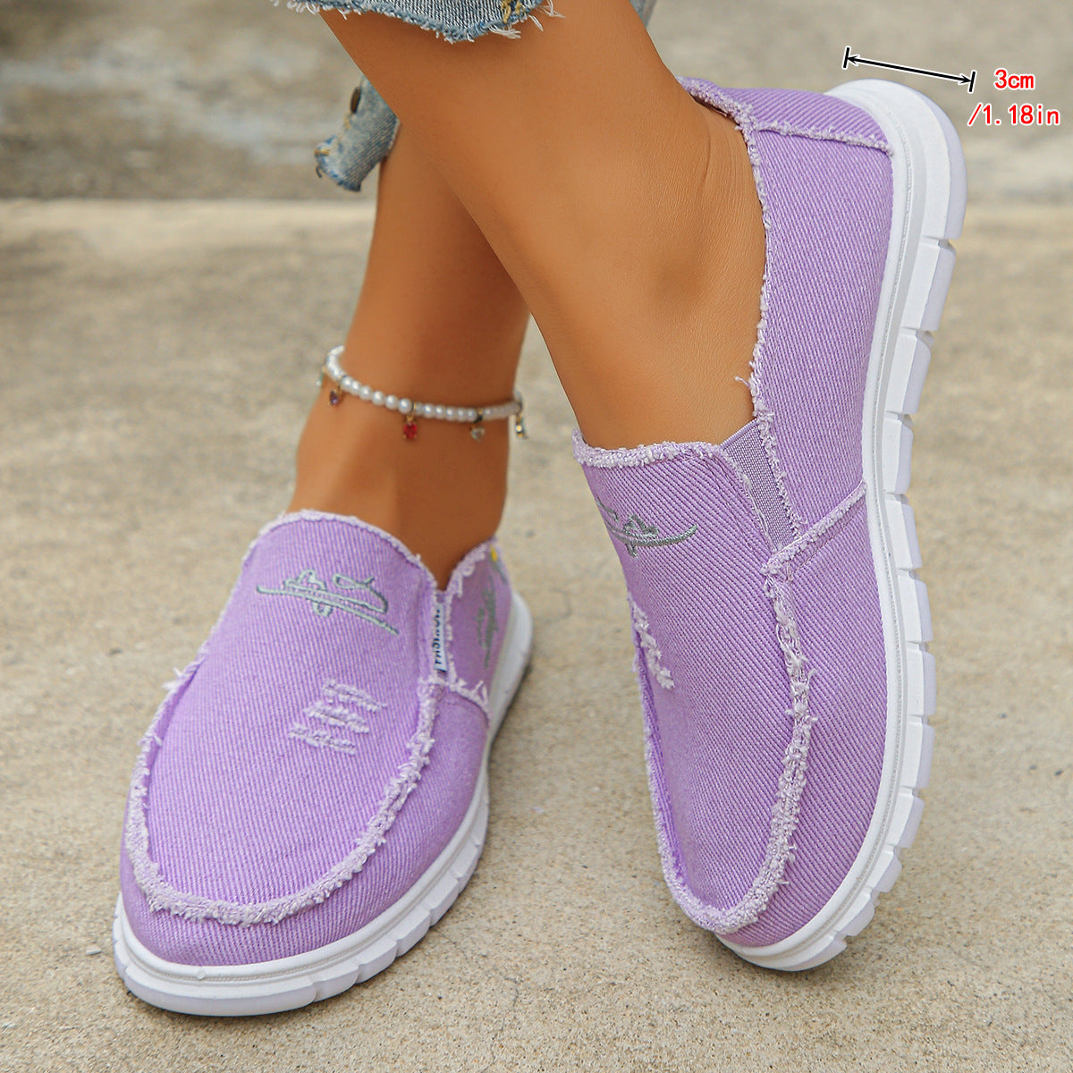 Mocasines de lona desgastada con bordado, sin cordones