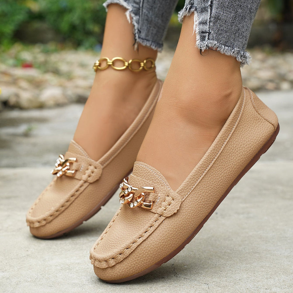 Mocasines clásicos con cadena y adorno dorado, planos y cómodos