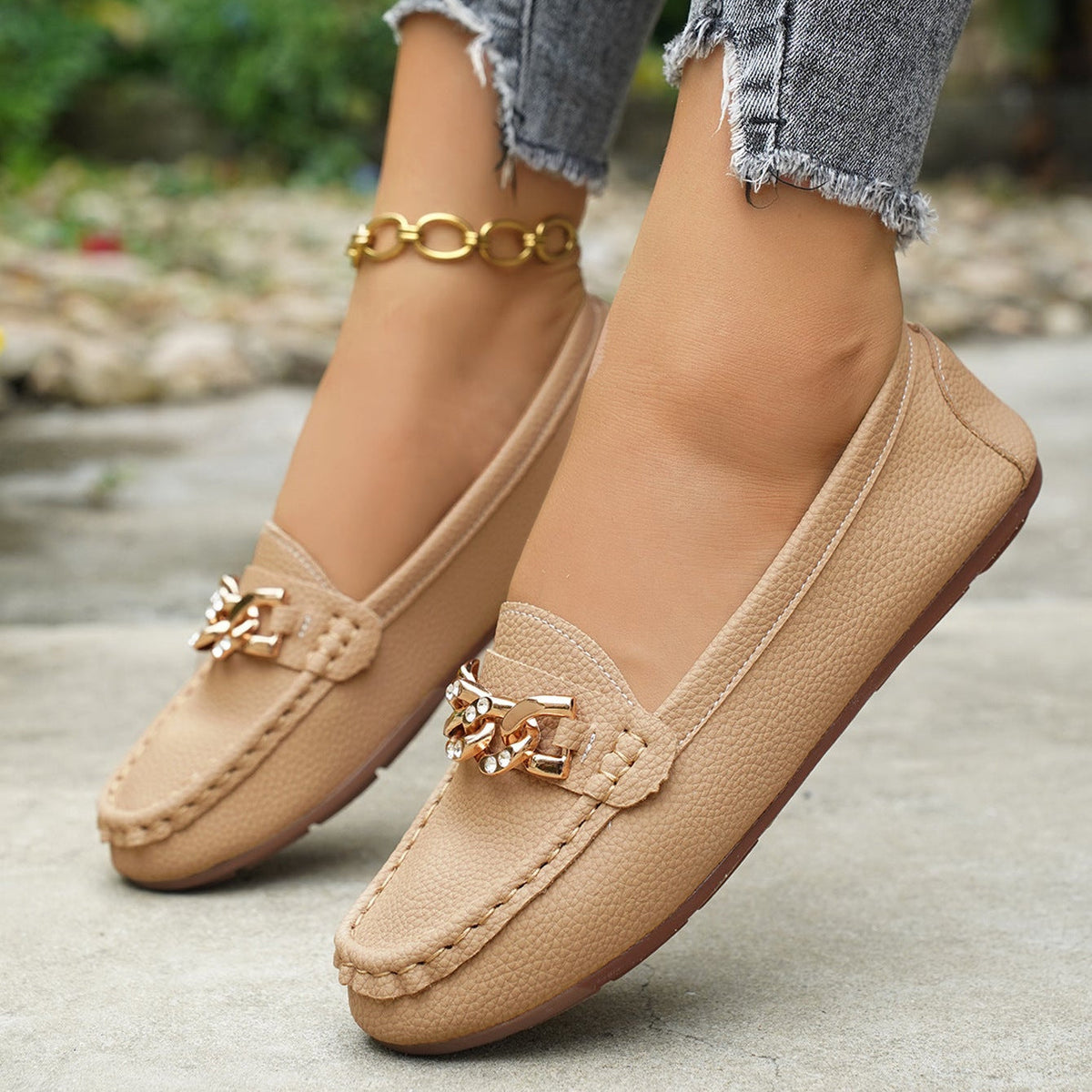 Mocasines clásicos con cadena y adorno dorado, planos y cómodos