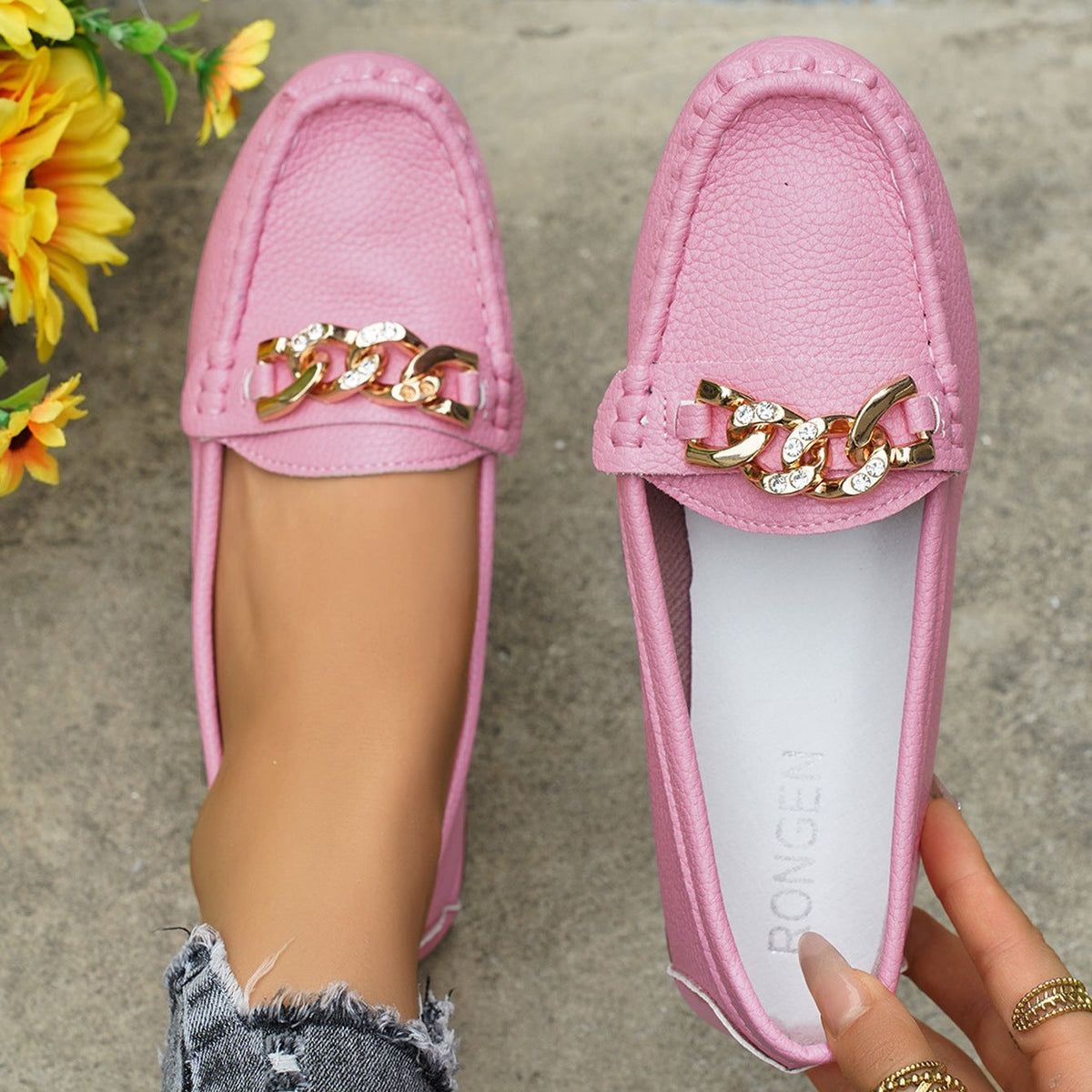 Mocasines clásicos con cadena y adorno dorado, planos y cómodos