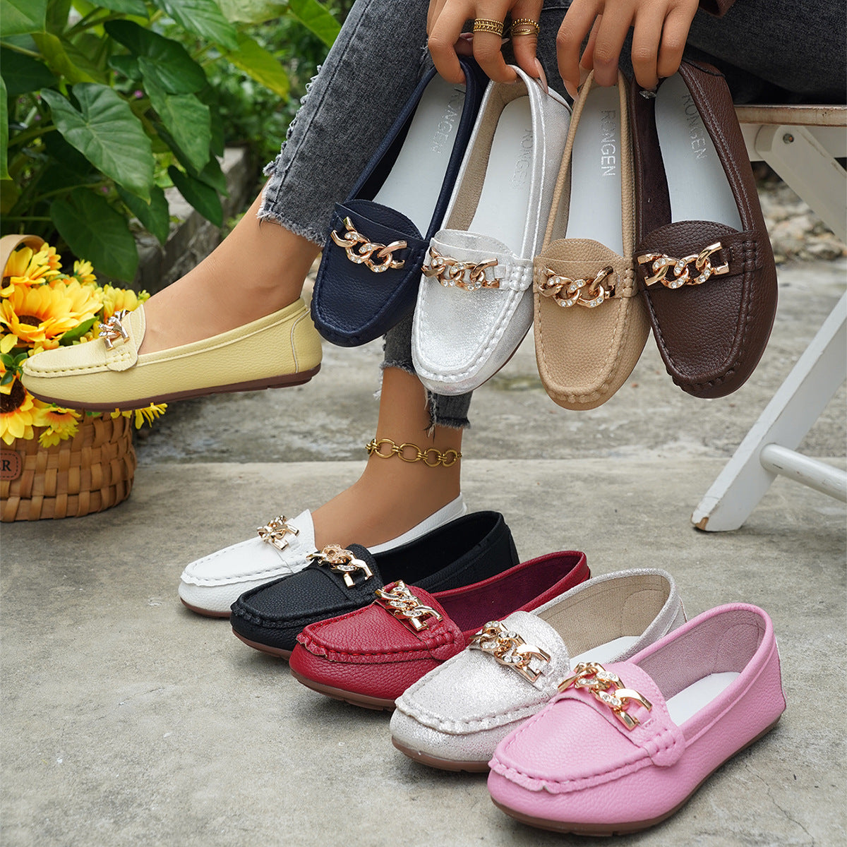 Mocasines clásicos con cadena y adorno dorado, planos y cómodos