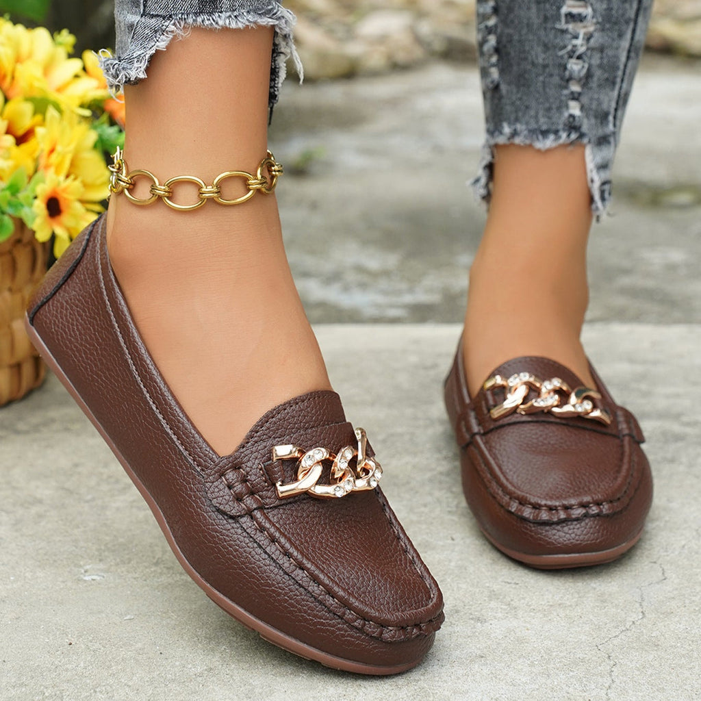 Mocasines clásicos con cadena y adorno dorado, planos y cómodos