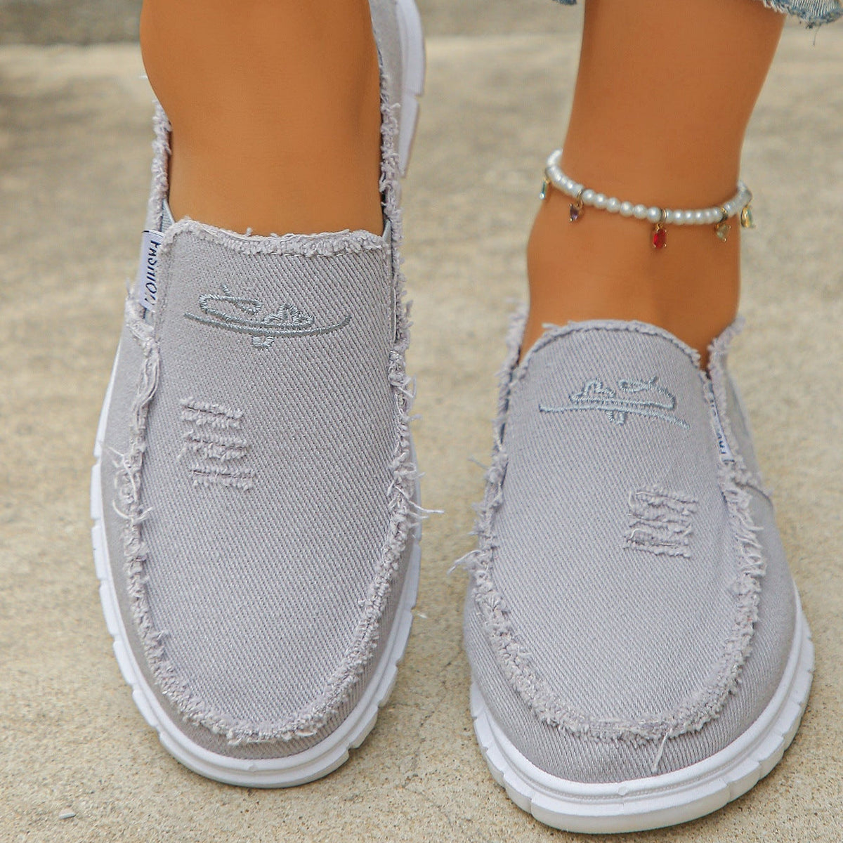 Mocasines de lona desgastada con bordado, sin cordones