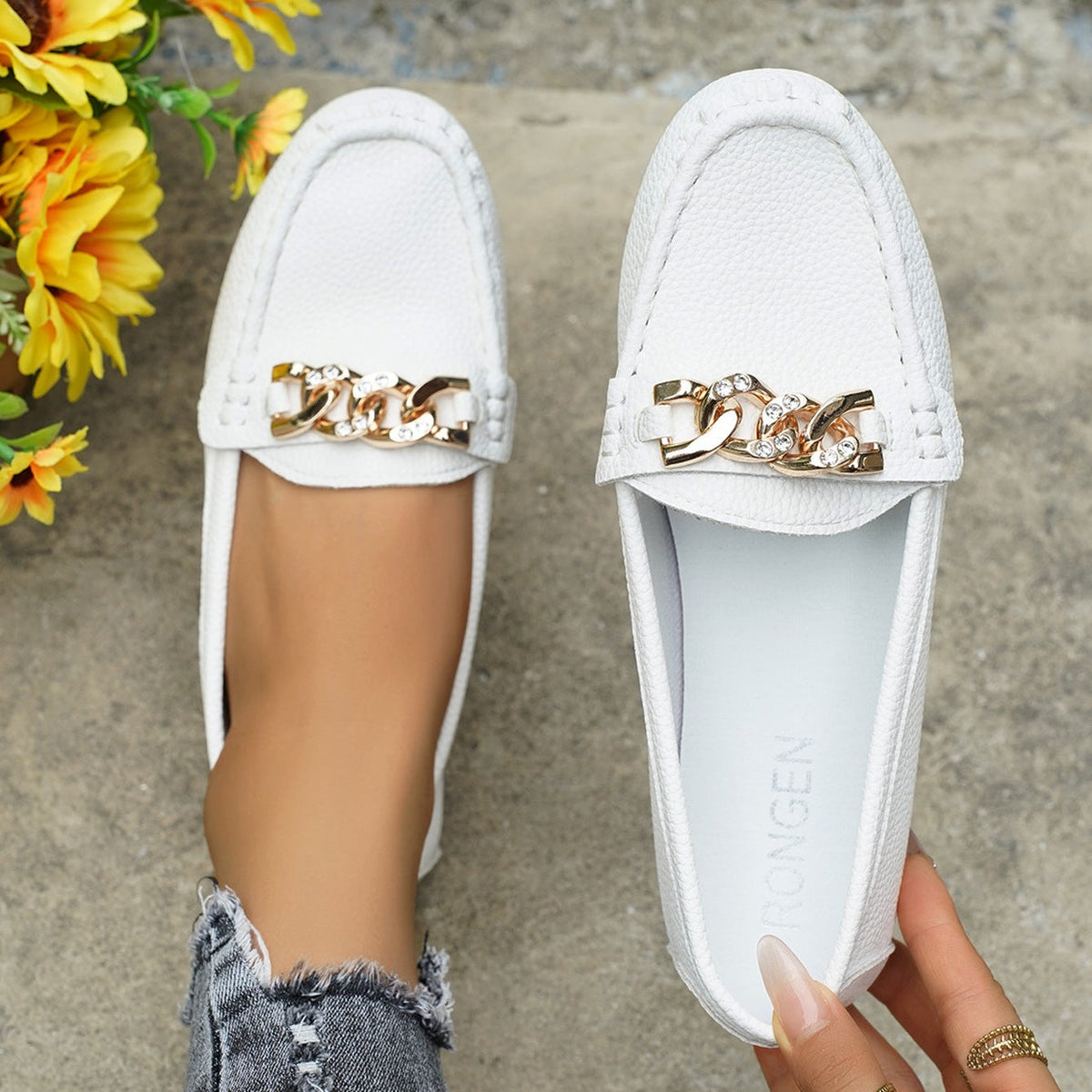 Mocasines clásicos con cadena y adorno dorado, planos y cómodos