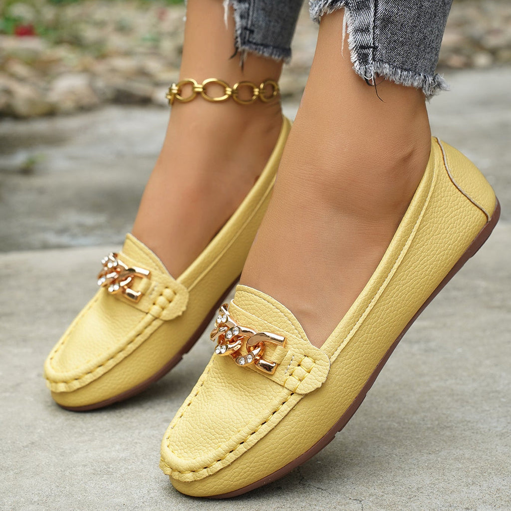 Mocasines clásicos con cadena y adorno dorado, planos y cómodos
