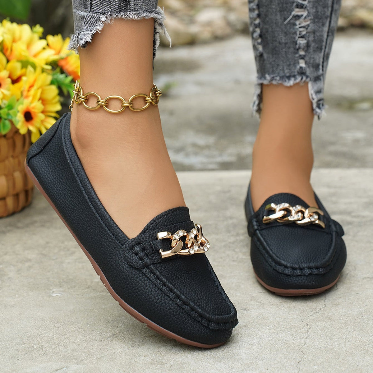 Mocasines clásicos con cadena y adorno dorado, planos y cómodos