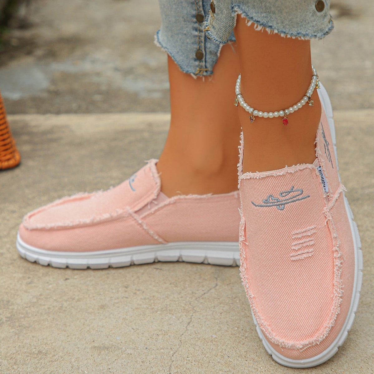 Mocasines de lona desgastada con bordado, sin cordones