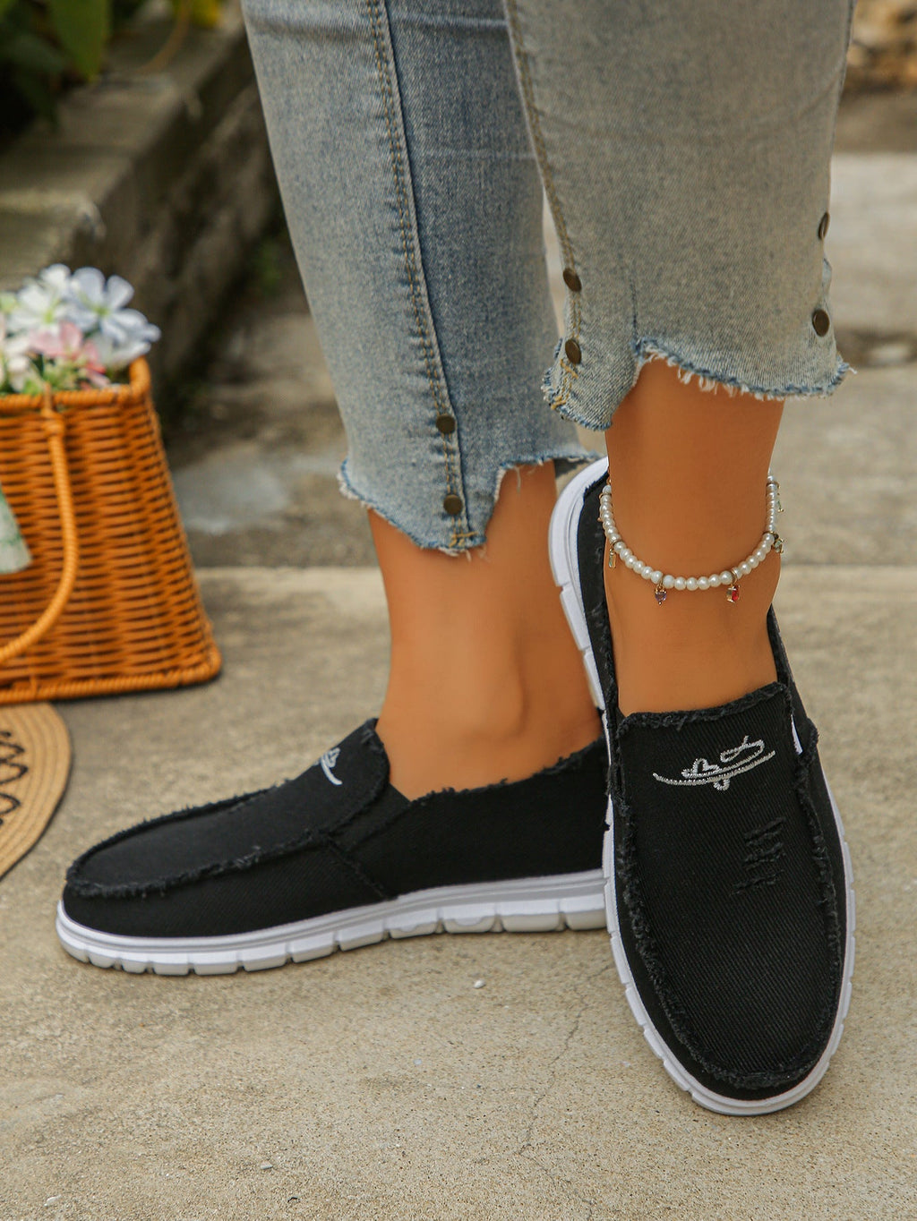 Mocasines de lona desgastada con bordado, sin cordones