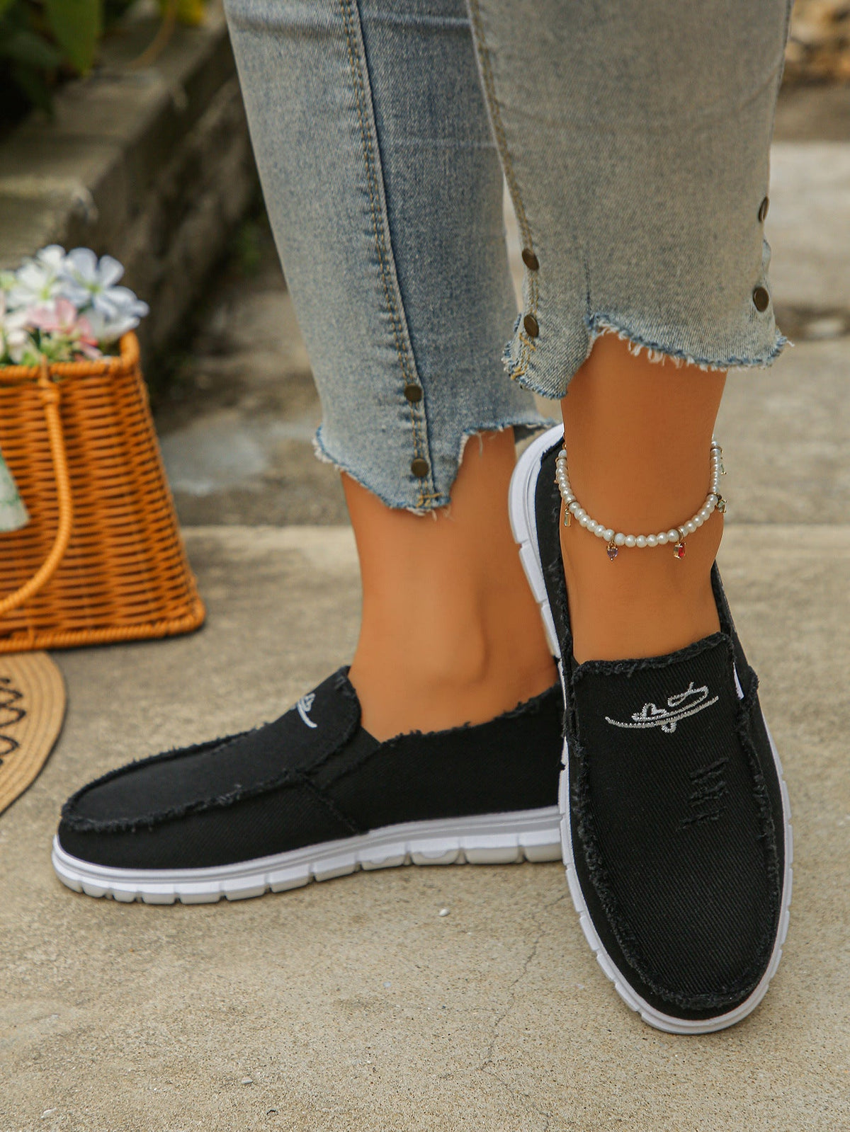 Mocasines de lona desgastada con bordado, sin cordones