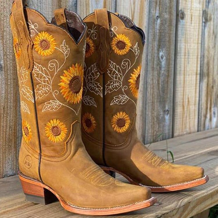 Botas Martin bordadas con girasoles estilo cowboy