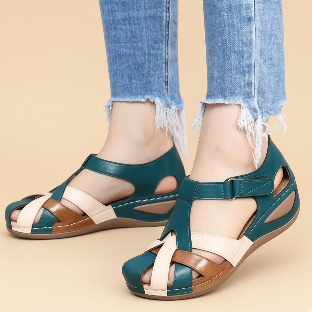 Sandalias cerradas de tiras cruzadas con bloques de color